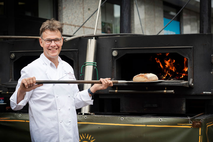 Norbert Büsch backt Borte im Holzbackhofen